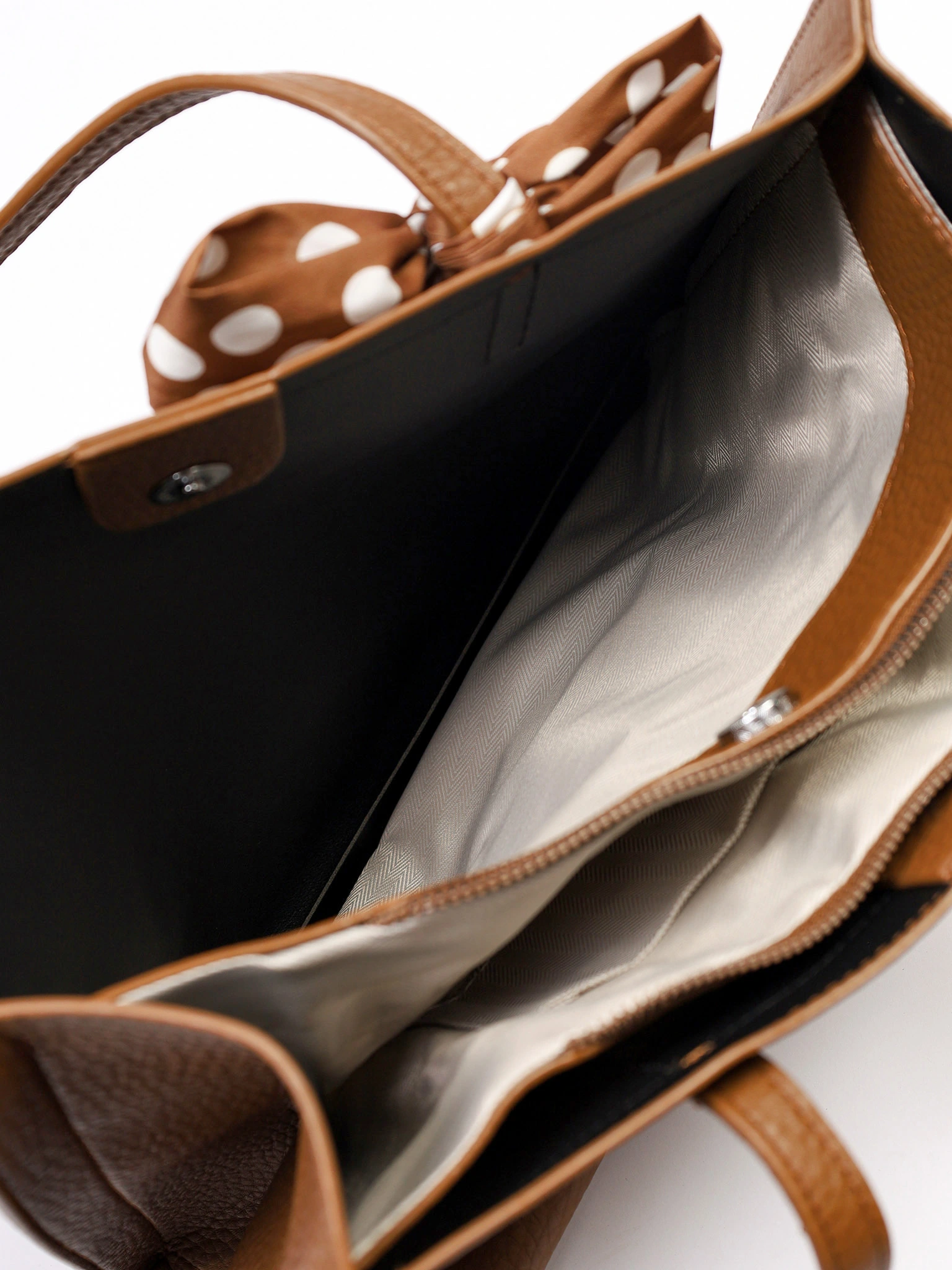 Сумка-тоут с плоскими ручками с декоративным платком в ассортименте